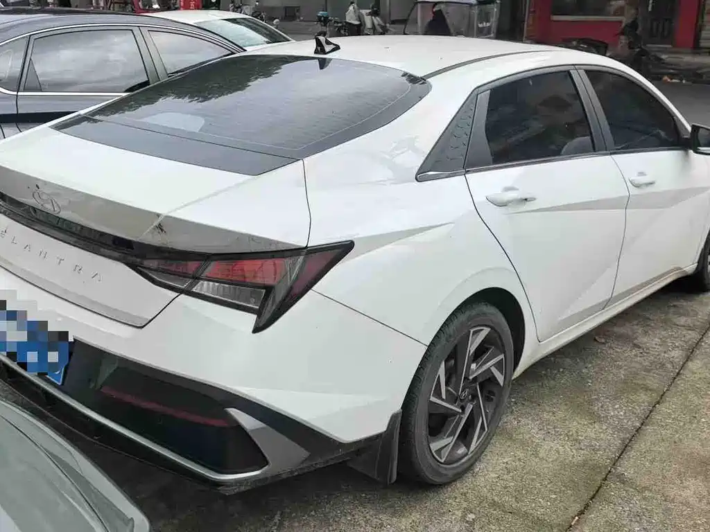 Hyundai Elantra 2023 — фото 12