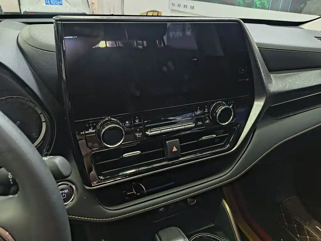 Toyota Highlander 2023 — фото 11