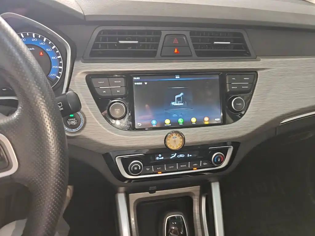 Geely Vision X3 2019 — фото 13