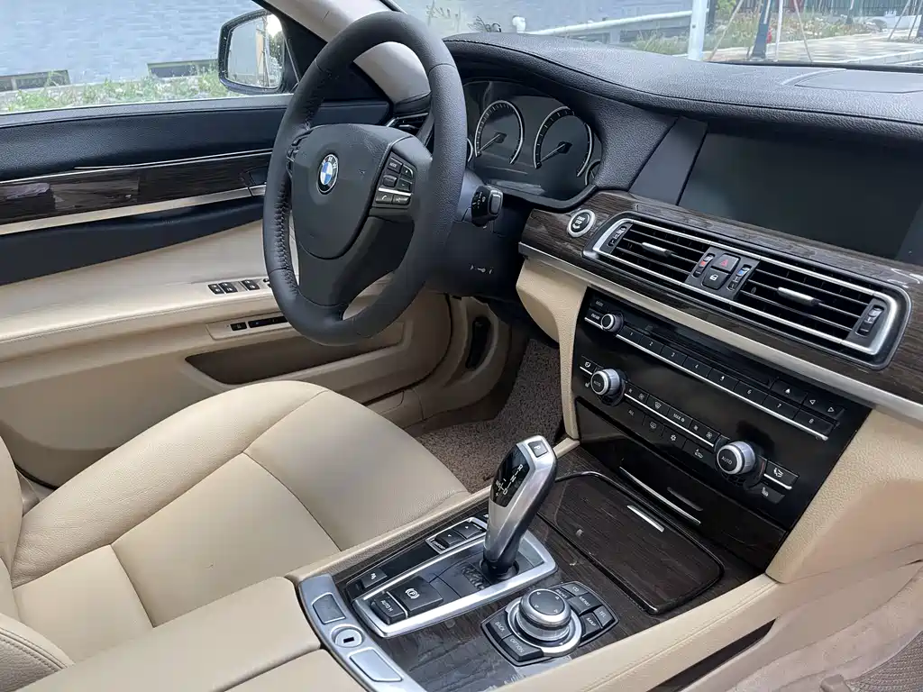 BMW 7 Series 2009 — фото 12