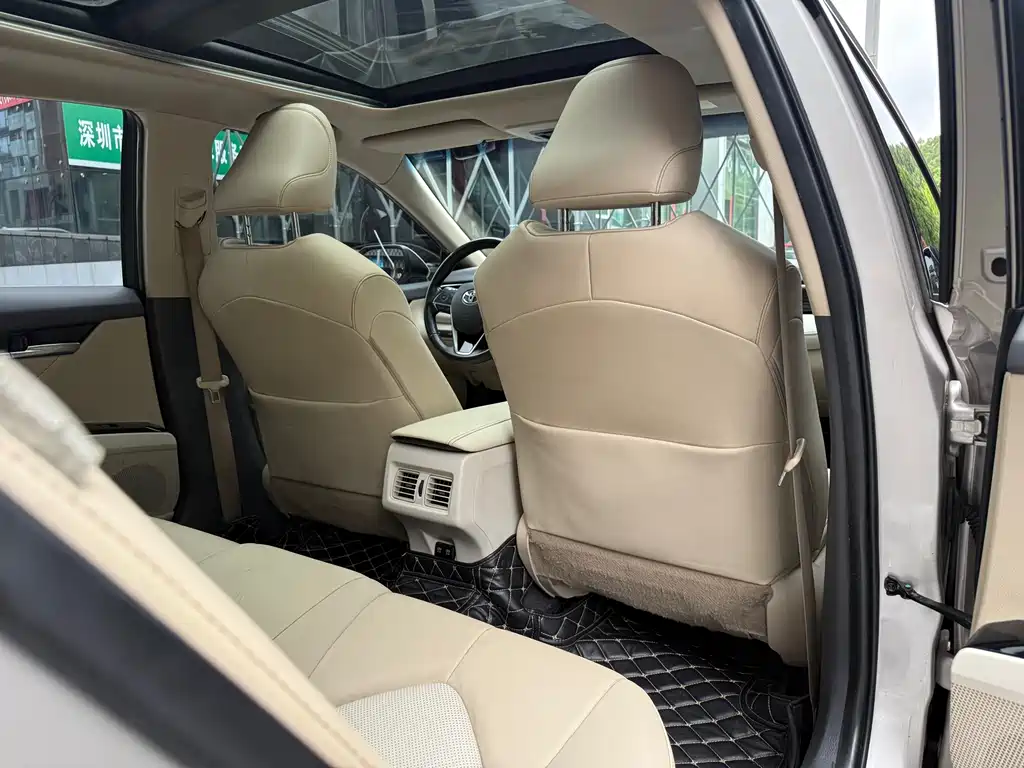 Toyota Camry 2019 — фото 12