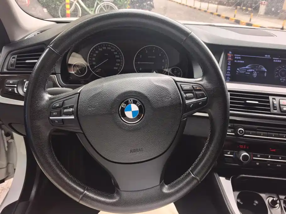 BMW 5 Series 2015 — фото 15