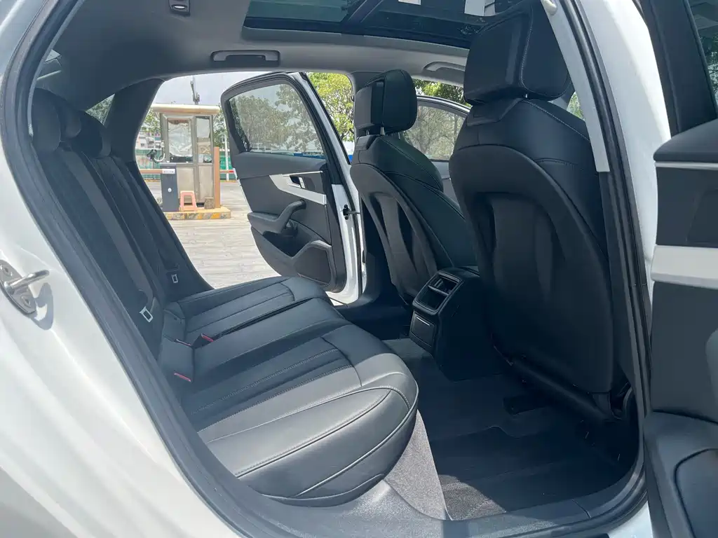 Audi A4L 2024 — фото 13