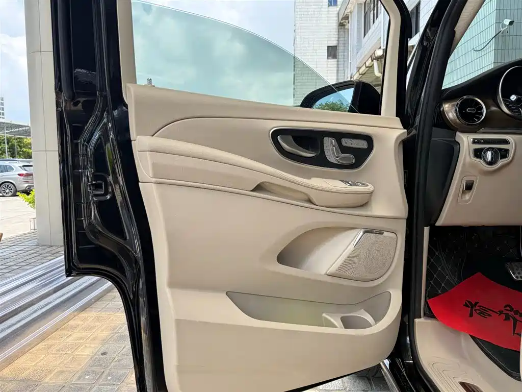 Mercedes-Benz V-Class 2023 — фото 18
