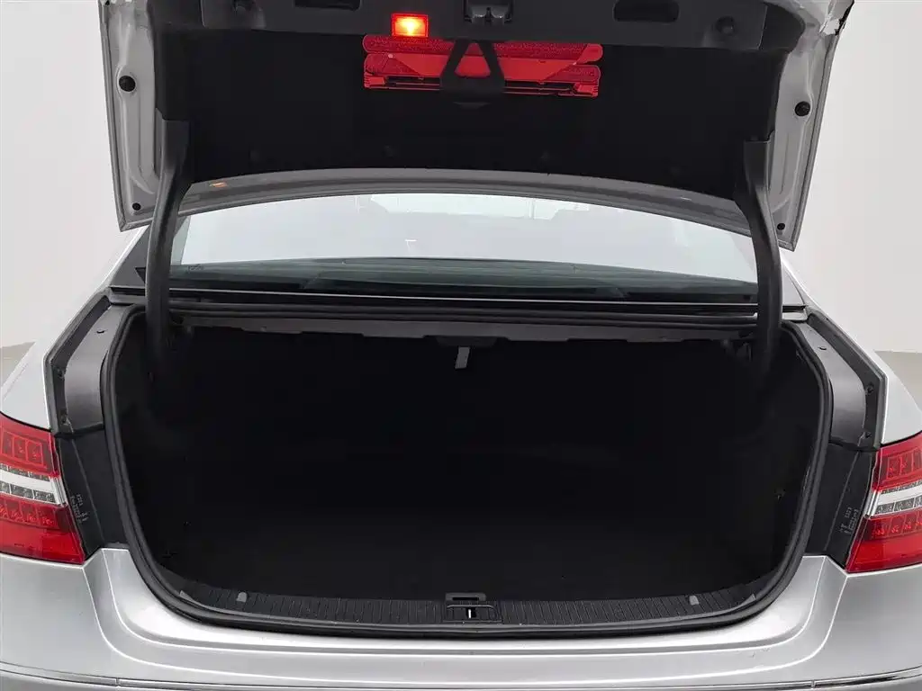 Mercedes-Benz E-Class 2010 — фото 16