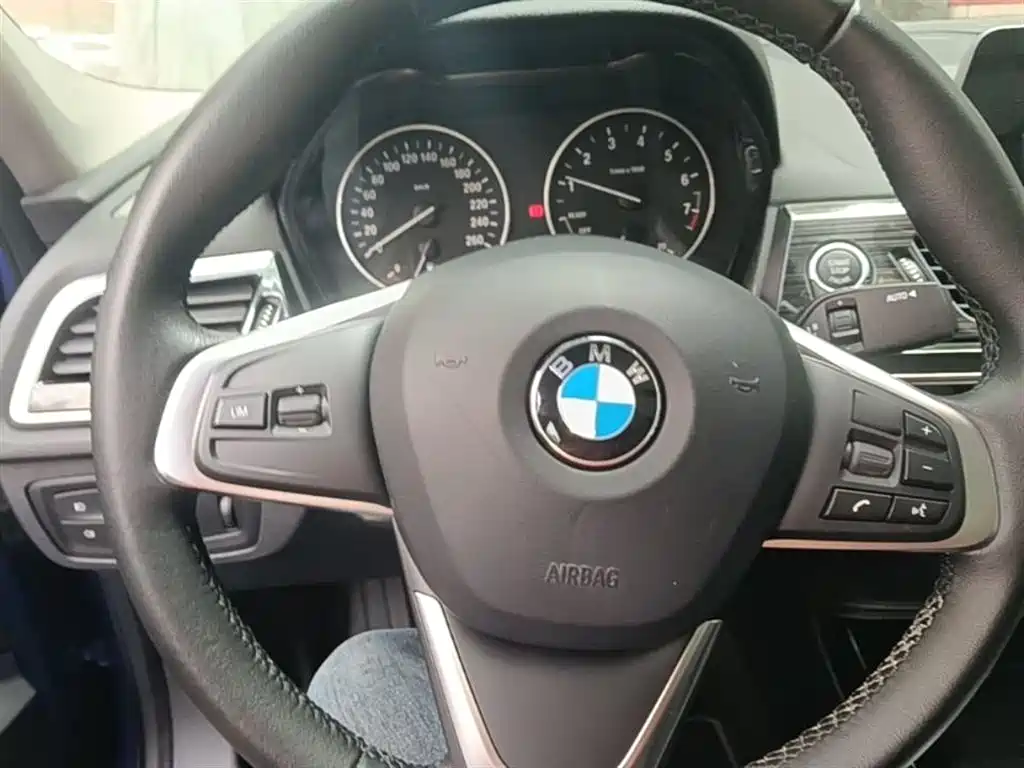 BMW 1 Series 2017 — фото 11