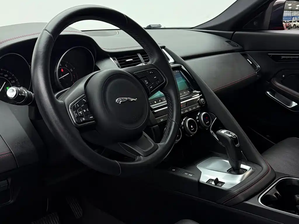 Jaguar E-PACE 2019 — фото 19