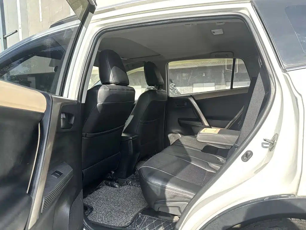 Toyota RAV4 2015 — фото 9