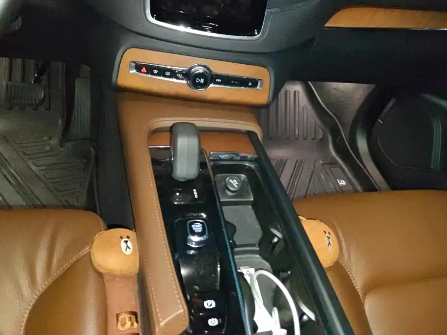 Volvo XC90 2022 — фото 16