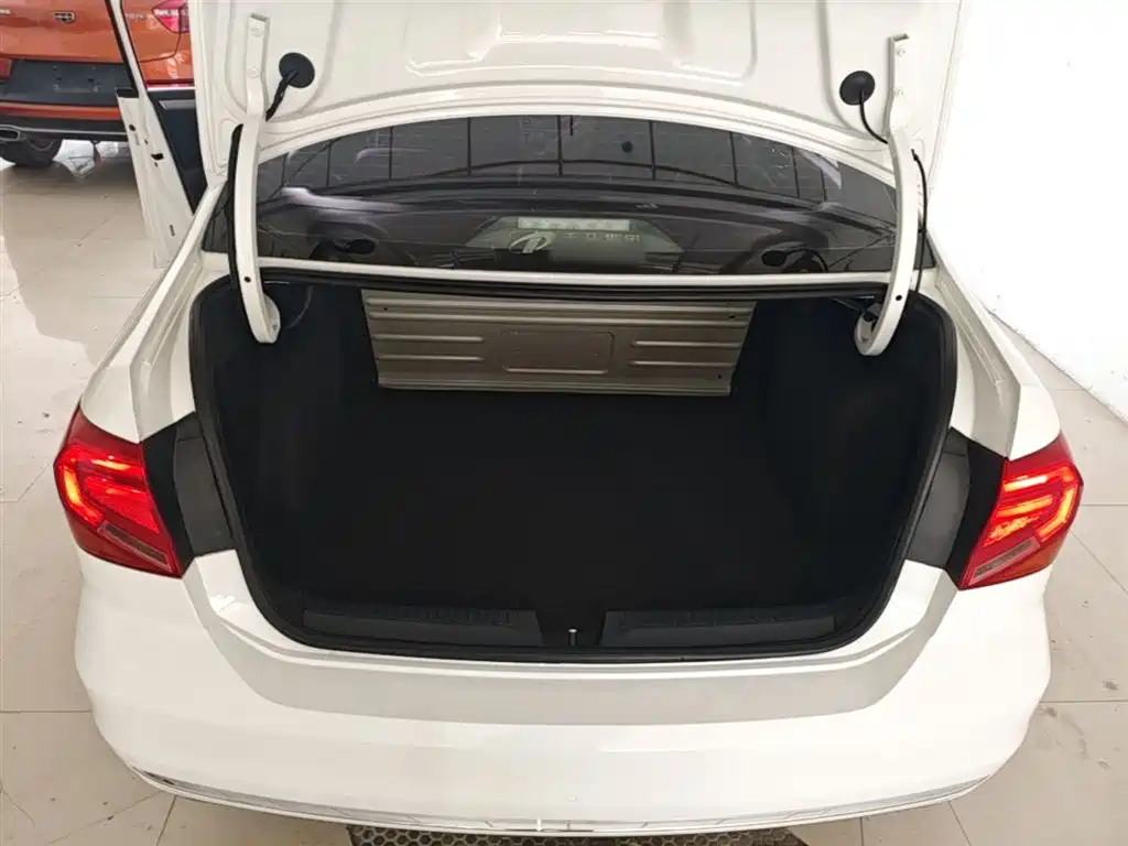 Volkswagen Jetta 2018 — фото 19
