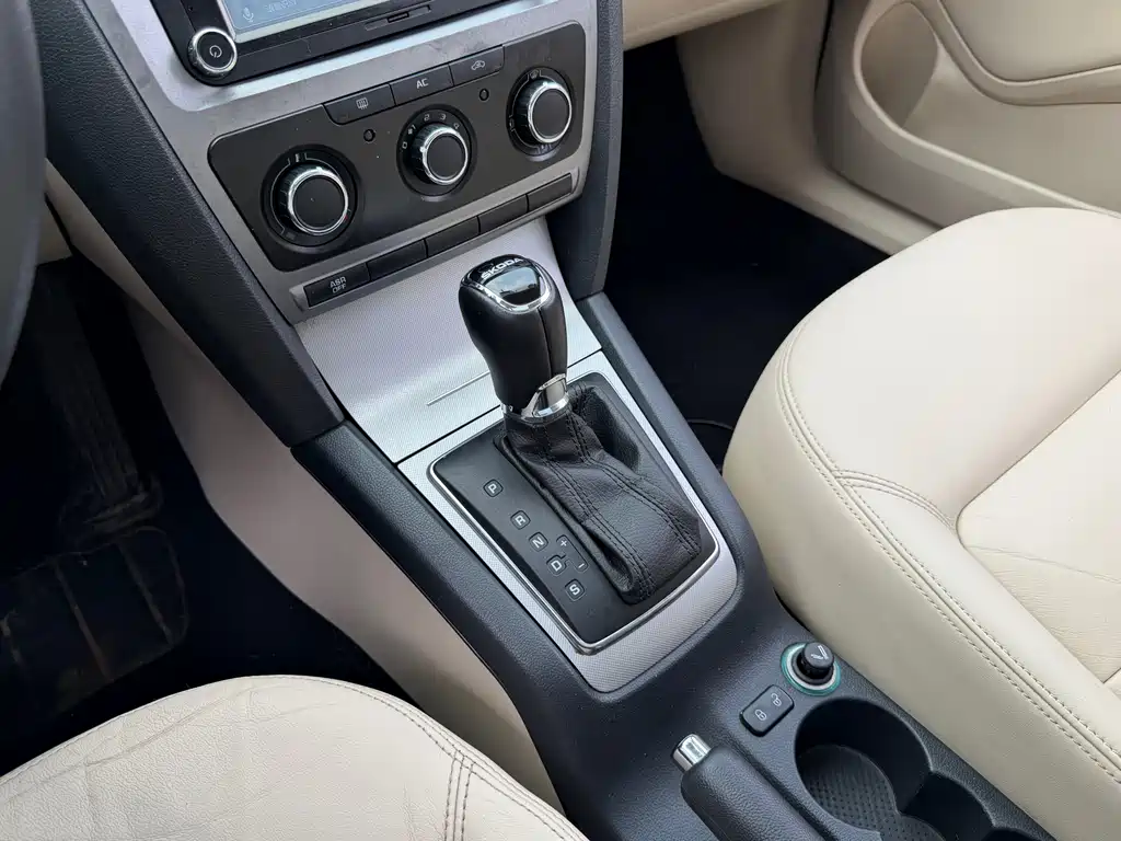 Skoda Octavia 2015 — фото 19