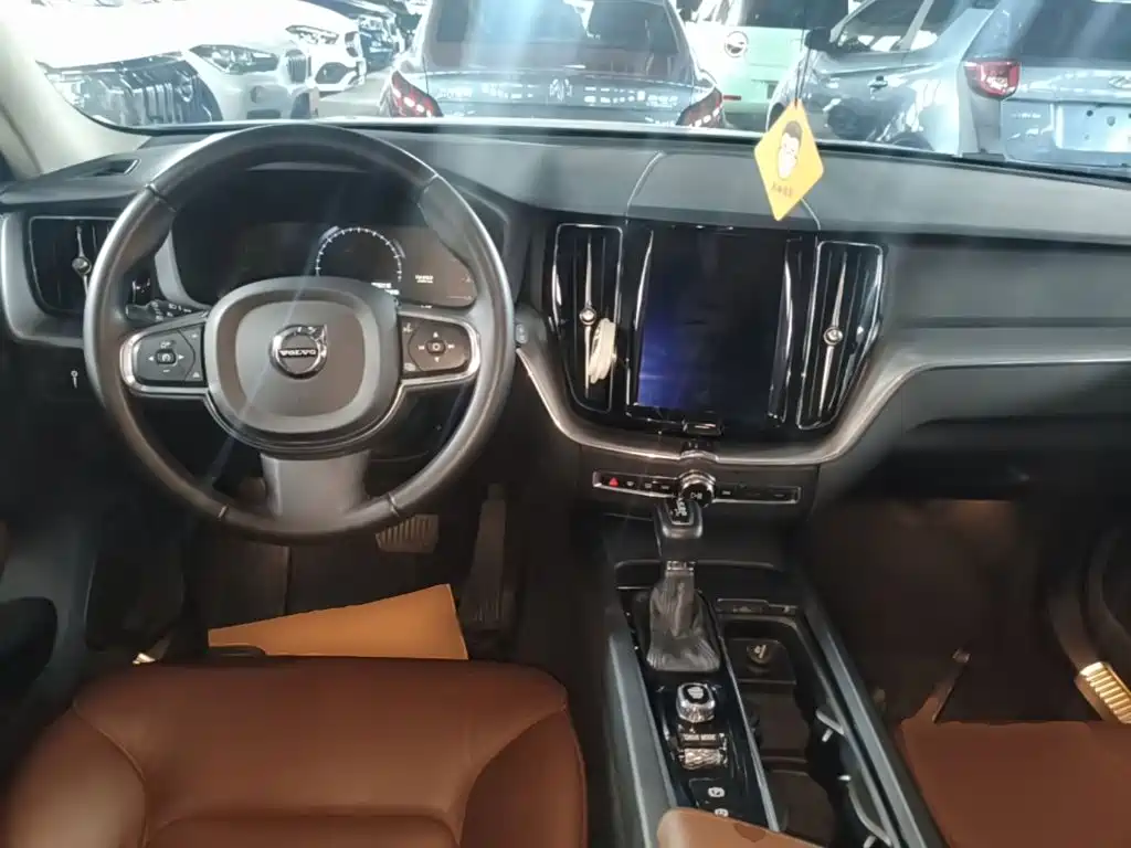 Volvo XC60 2018 — фото 10