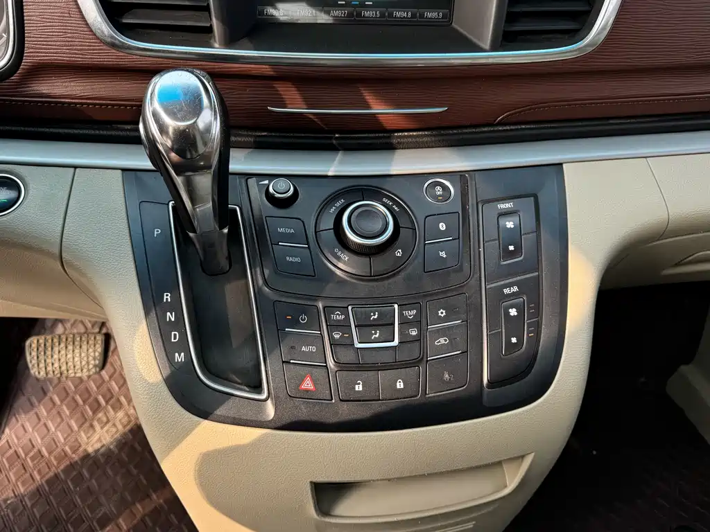 Buick GL8 2017 — фото 9