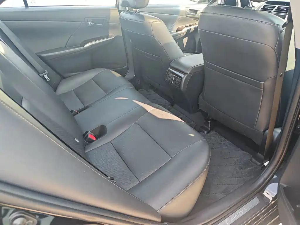 Toyota Camry 2017 — фото 13