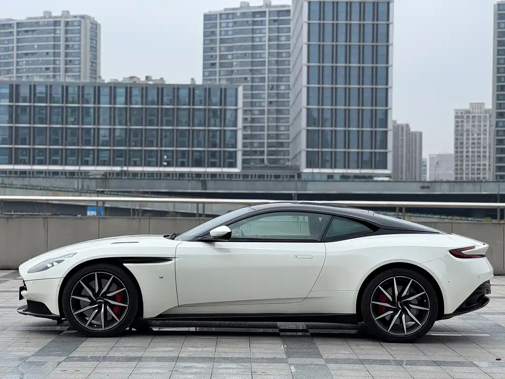 Aston Martin DB11 2017 — фото 19