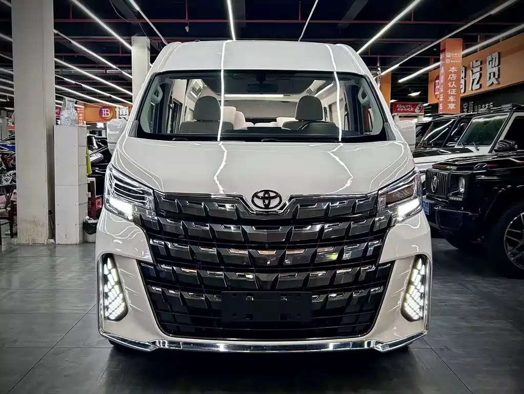 Toyota Hiace 2021 — фото 2