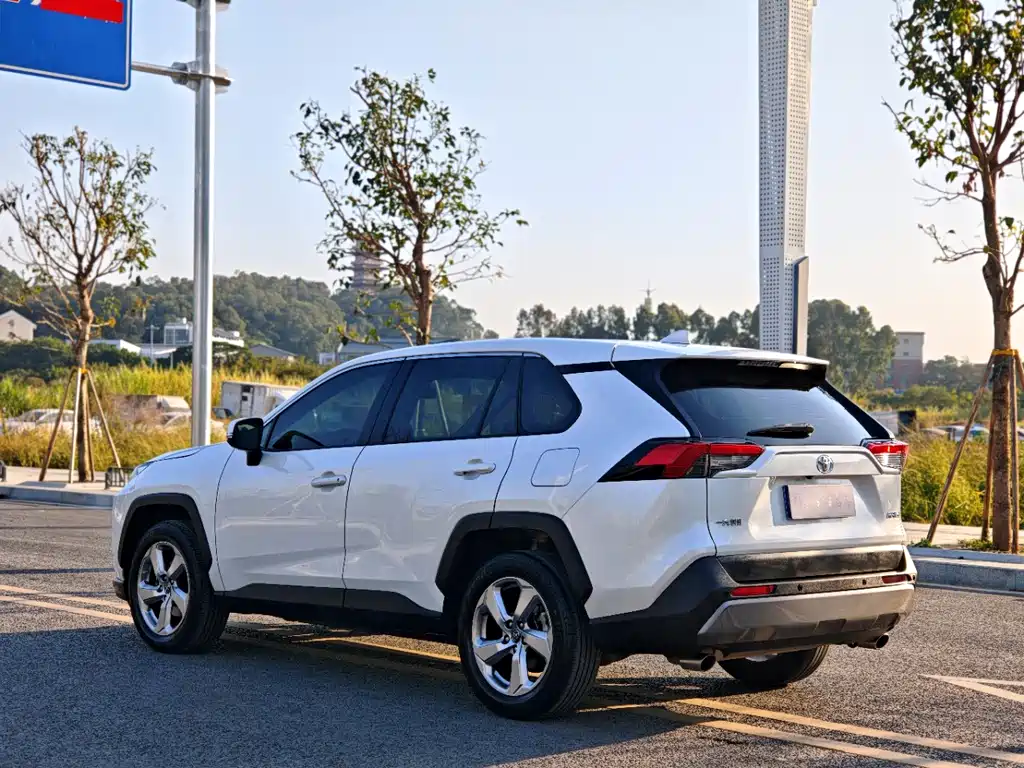 Toyota RAV4 2021 — фото 17