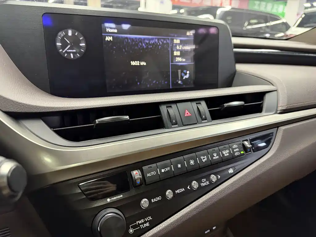 Lexus ES 2020 — фото 17