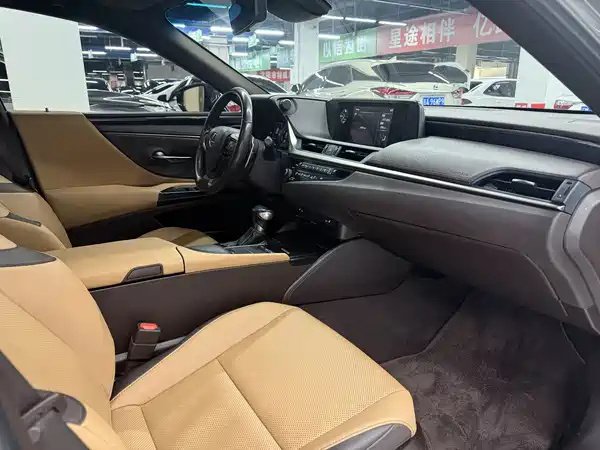 Lexus ES 2020