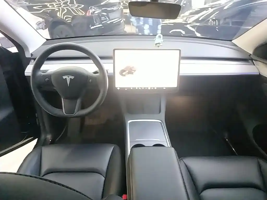 Tesla Model Y 2024 — фото 10