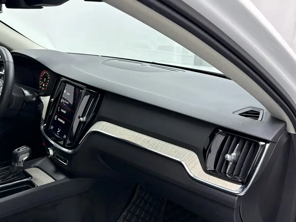 Volvo S60 2021 — фото 14