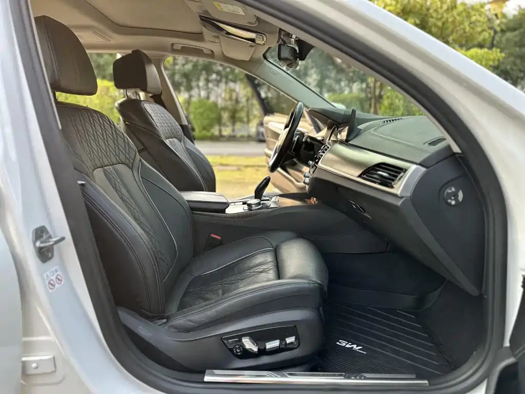 BMW 5 Series 2018 — фото 12