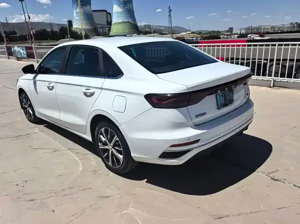 Geely Emgrand 2022