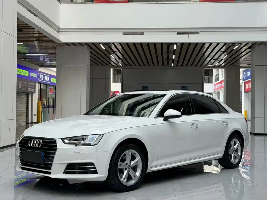 Audi A4L 2019 — фото 1