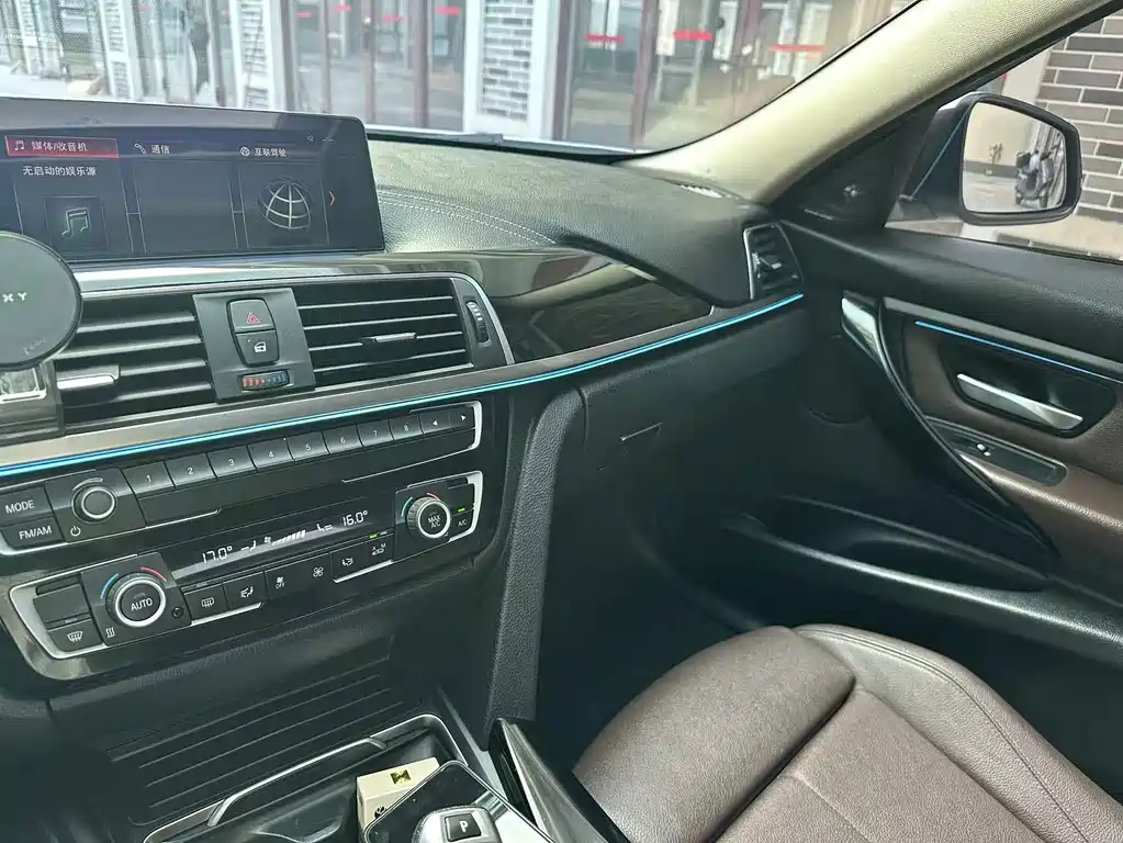 BMW 3 Series 2018 — фото 20
