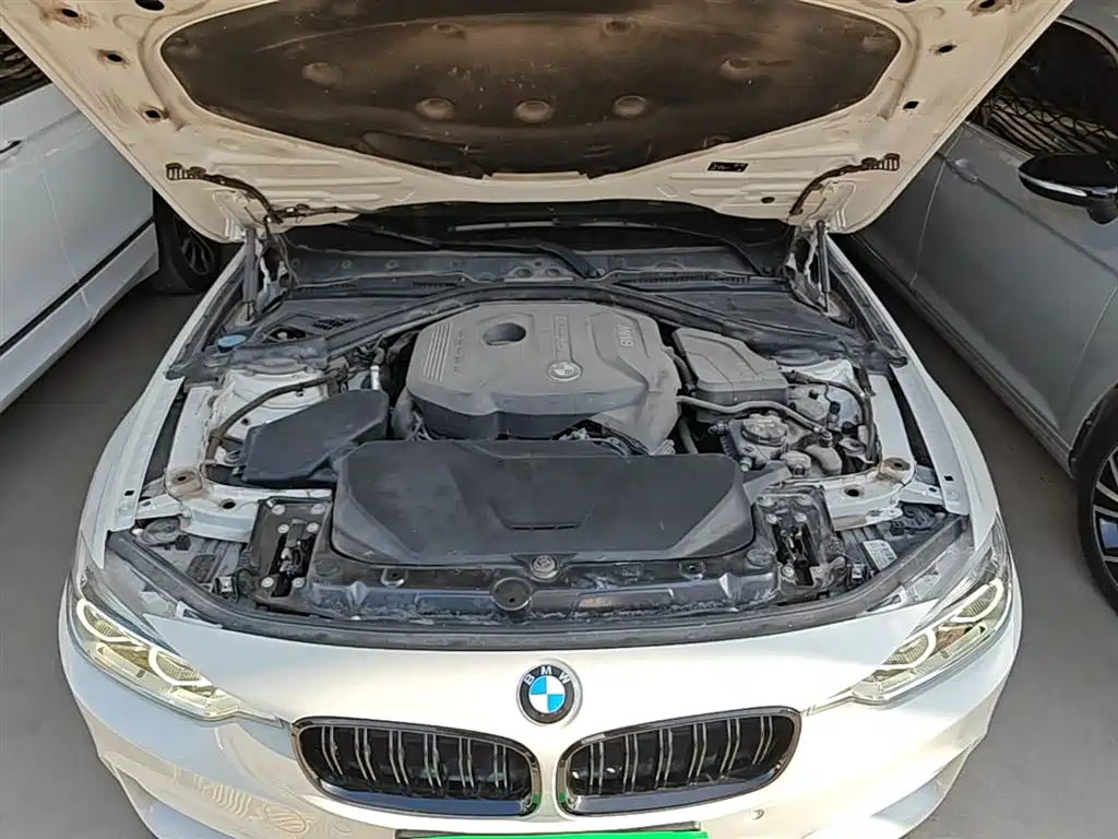 BMW 3 Series 2018 — фото 20