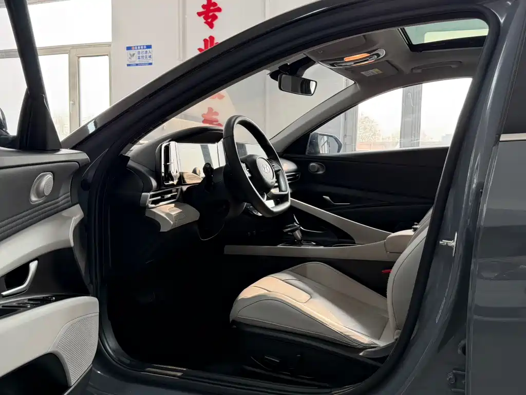 Hyundai Elantra 2022 — фото 12