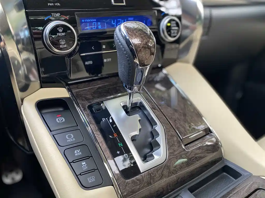 Toyota Alphard 2023 — фото 17