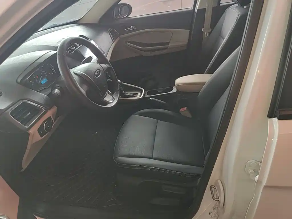 Ford Escort 2015 — фото 15