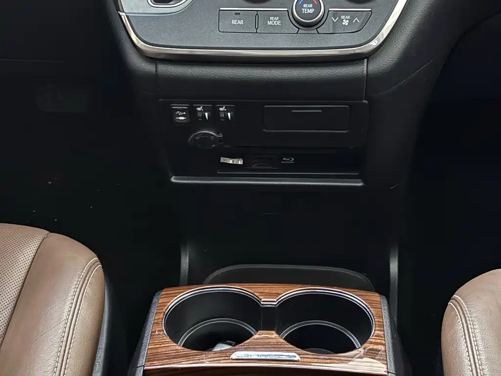 Toyota Sienna 2017 — фото 17