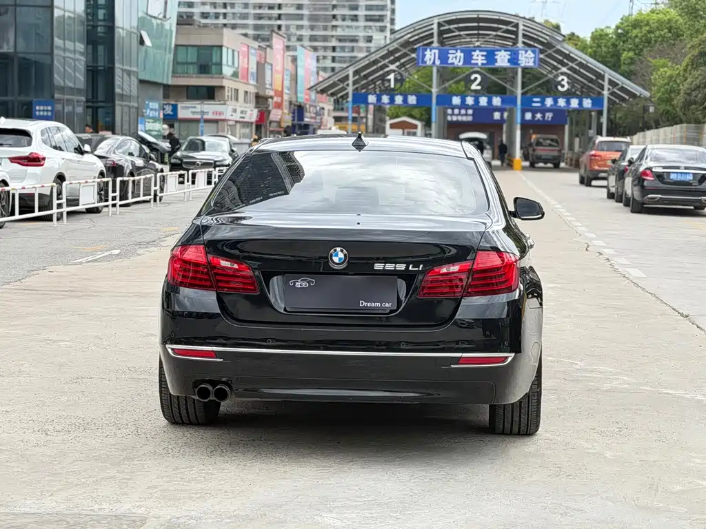 BMW 5 Series 2017 — фото 10