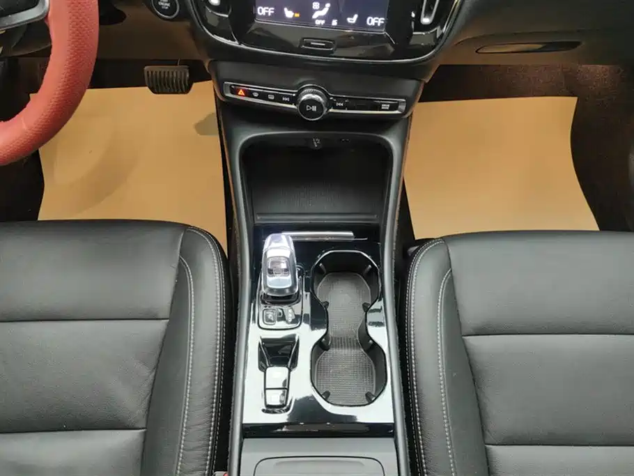 Volvo XC40 2021 — фото 16