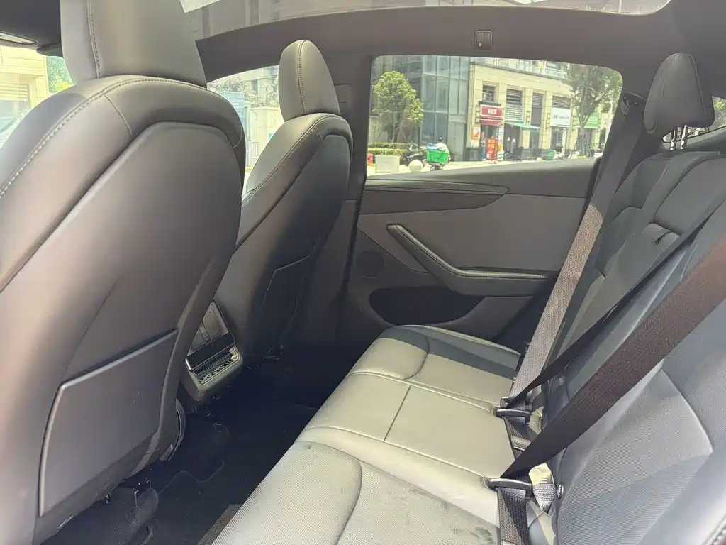 Tesla Model Y 2026