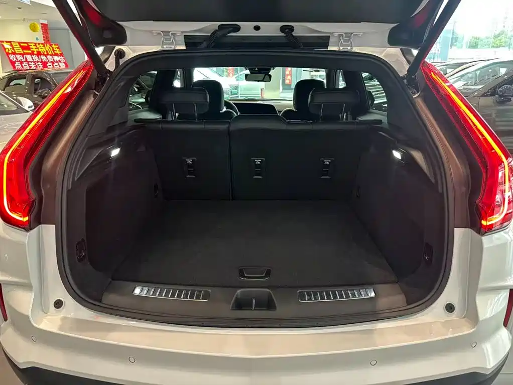 Cadillac XT4 2025 — фото 13