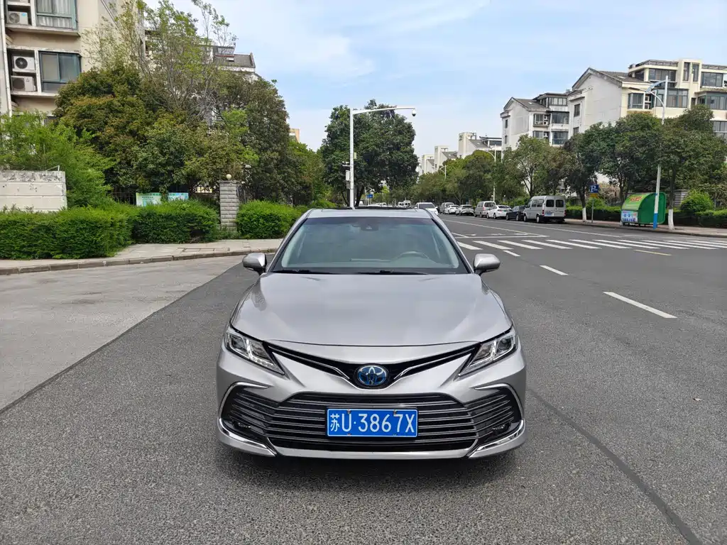 Toyota Camry 2021 — фото 1