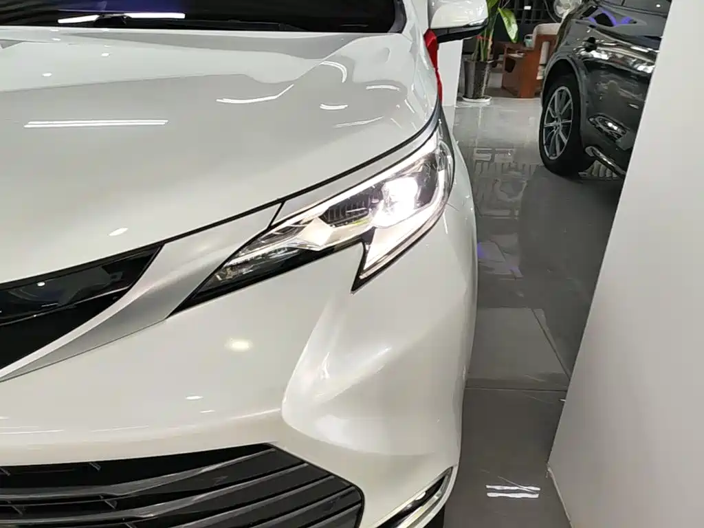 Toyota Sienna 2023 — фото 24