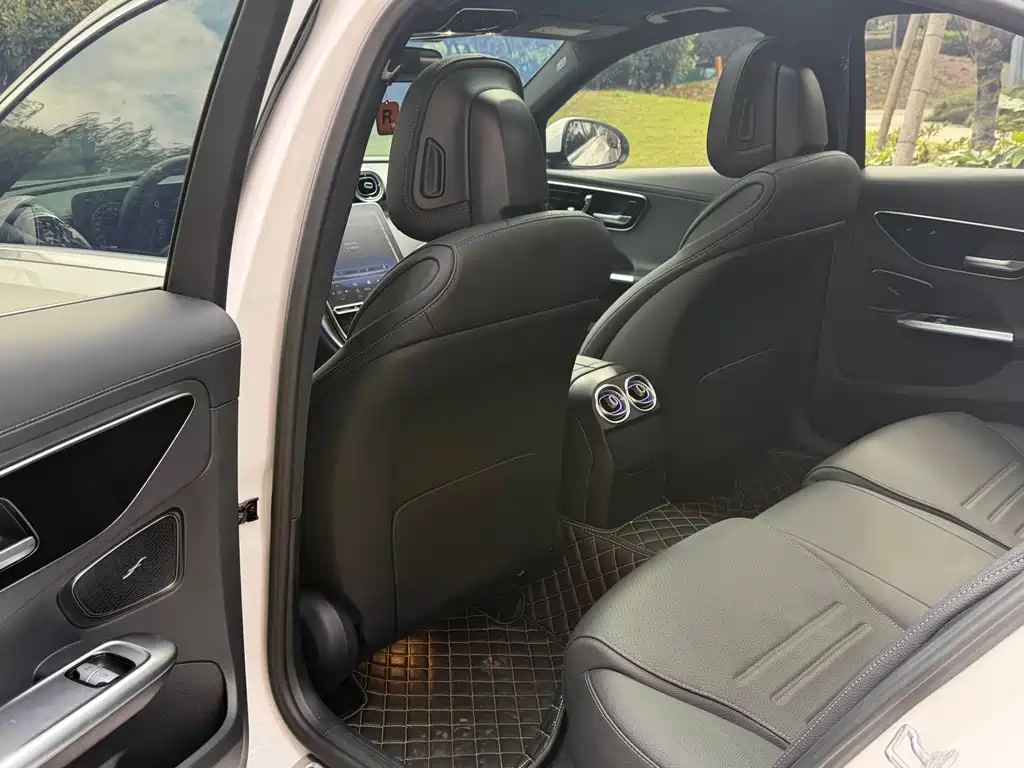 Mercedes-Benz C-Class 2025 — фото 16