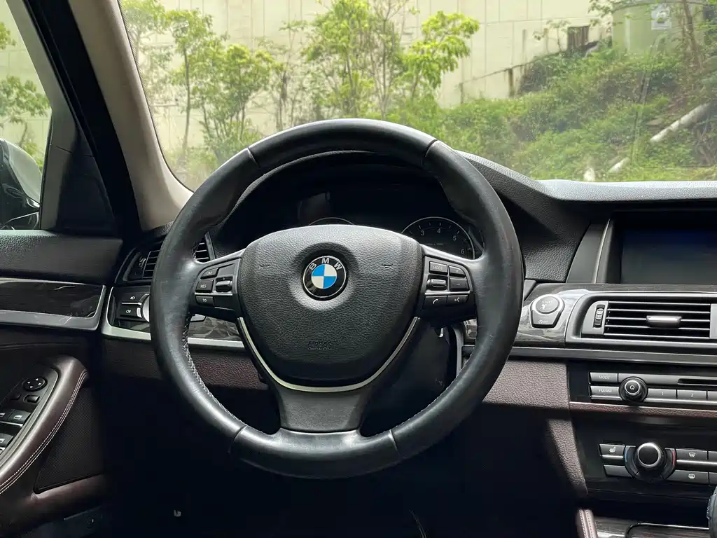 BMW 5 Series 2014 — фото 17