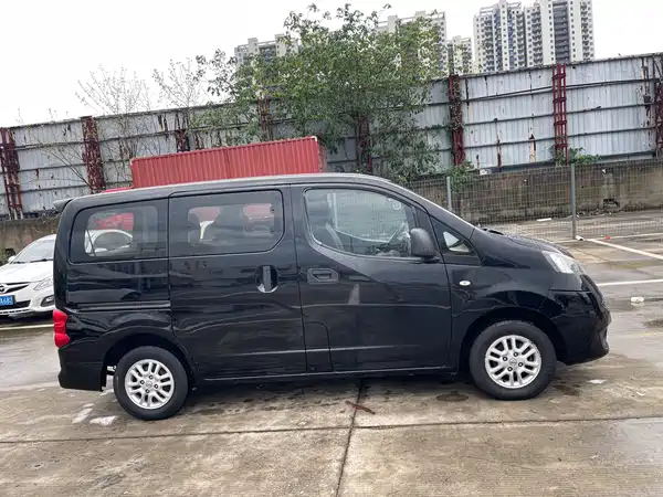 Nissan NV200 2011
