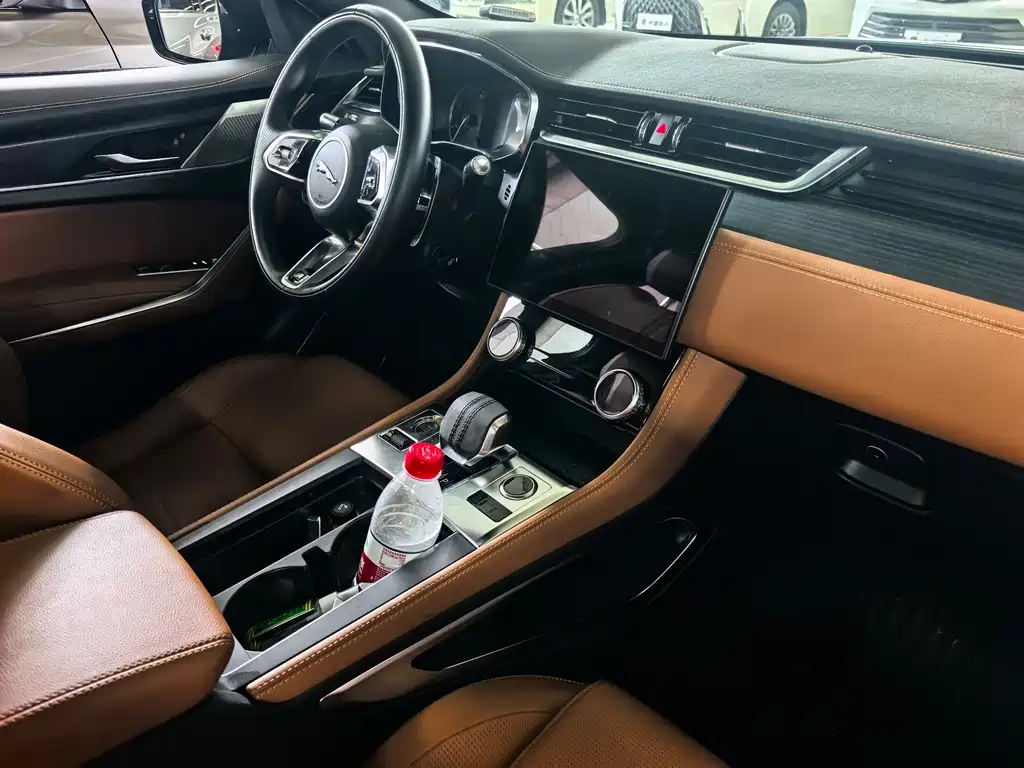Jaguar F-PACE 2022 — фото 11