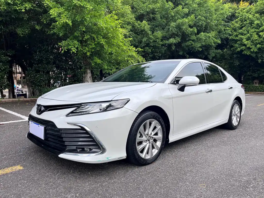 Toyota Camry 2023 — фото 1