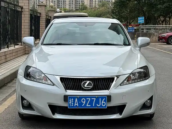 Lexus IS 2011