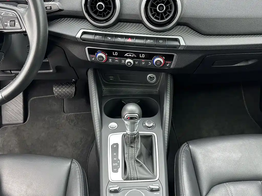 Audi Q2L 2022 — фото 15