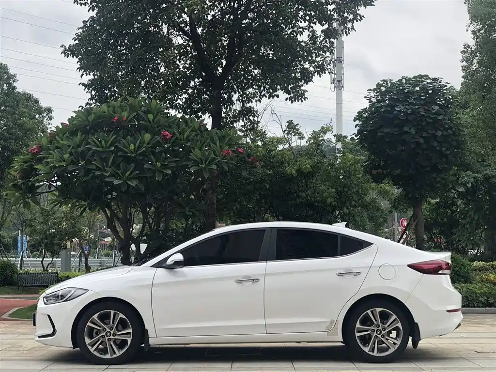 Hyundai Elantra 2017 — фото 4