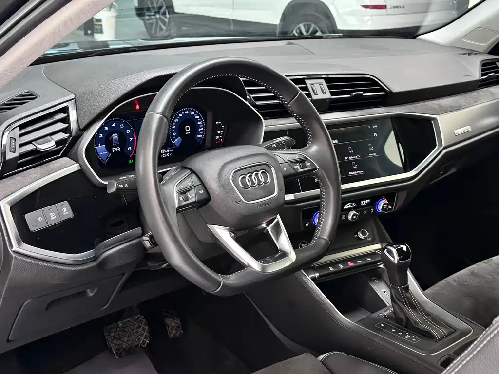 Audi Q3 2021 — фото 13