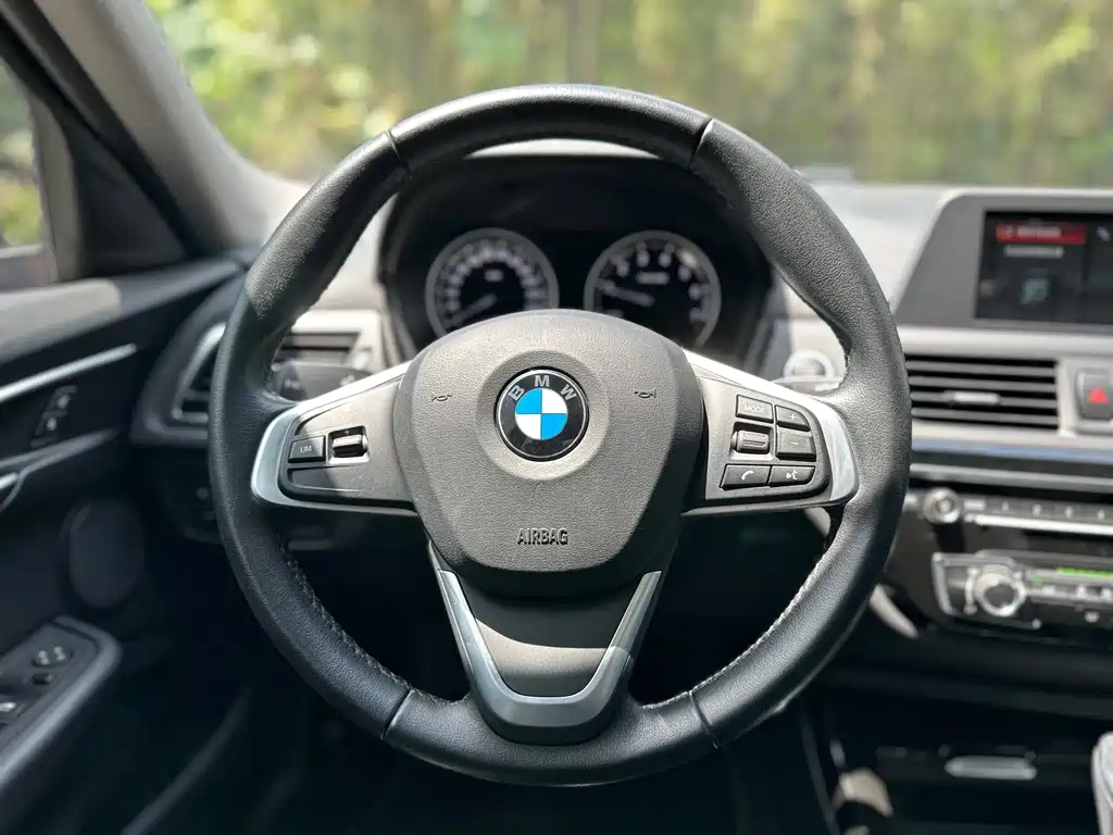 BMW 1 Series 2018 — фото 13